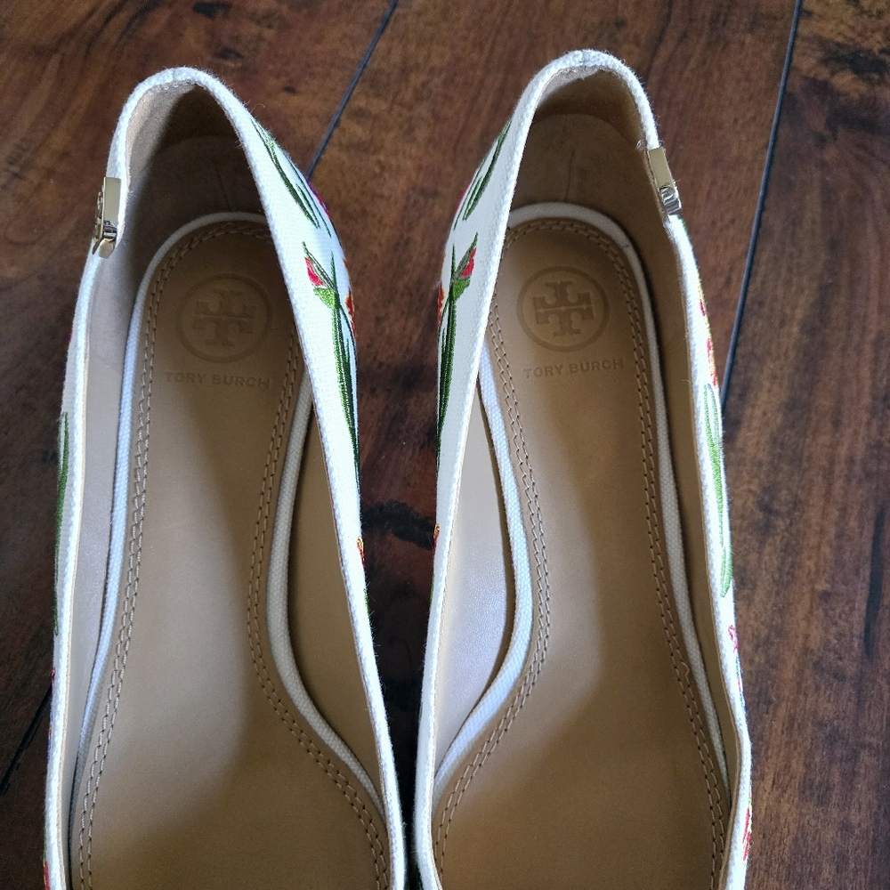 Tory Burch Elizabeth Painted Iris Embroidered Canvas Kitten Heel Pumps Size 8.5M - Picture 10 of 16